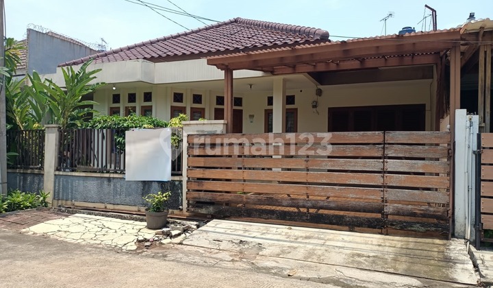 Cinere Megapolitan Luas 244m2 Dengan Halaman Depan dan Belakang