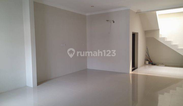 Dijual Rumah Siap Huni 2 Lantai di Villa Melati Mas 1