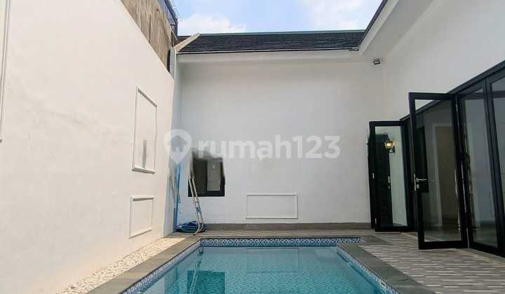 Rumah Mewah Modern dengan Kolam Renang Pribadi di Villa Bintaro