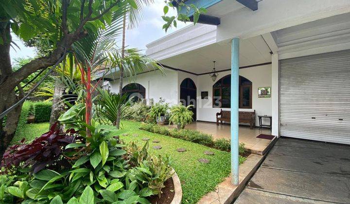 Dijual Rumah Bagus Dengan Halaman Yang Luas di Kebon Jeruk 2