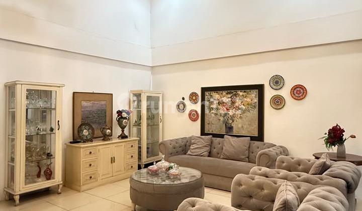 Rumah Siap Huni dengan Kolam Renang Pribadi di Bintaro Sektor 3 2