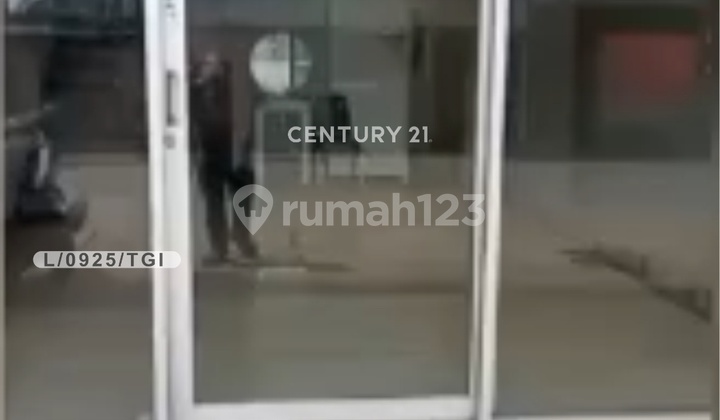 Two-Story Shop House Ready for Use, Strategic Location on Sadang Street, Bandung. Two-Story Shop House Ready for Use, Strategic Location on Sadang Street, Bandung.