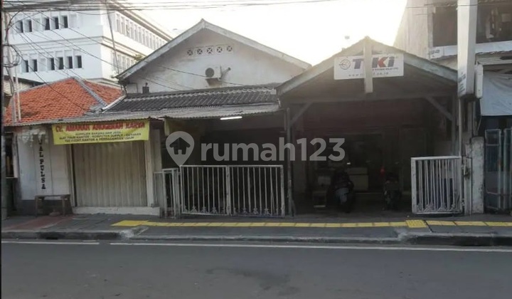 Old House for Sale, Land Included, in the City Center, Not Far from Istiqlal Mosque, Central Jakarta