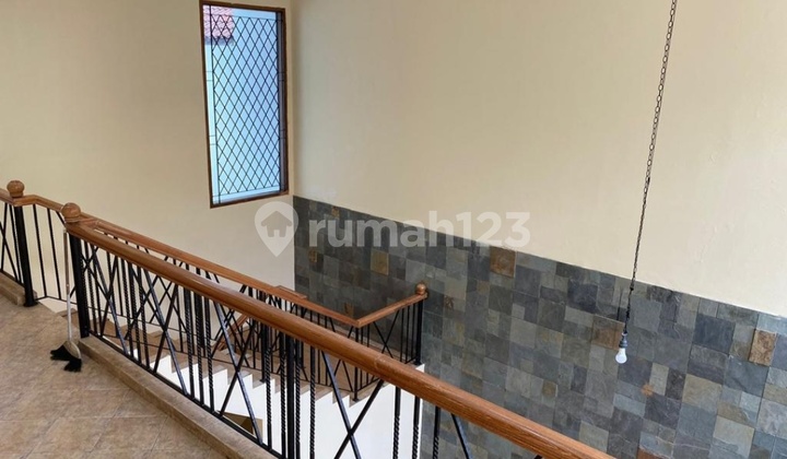 Rumah Sewa 2 Lantai Dekat Jalan Jendral Sudirman, Jakarta Selatan 2