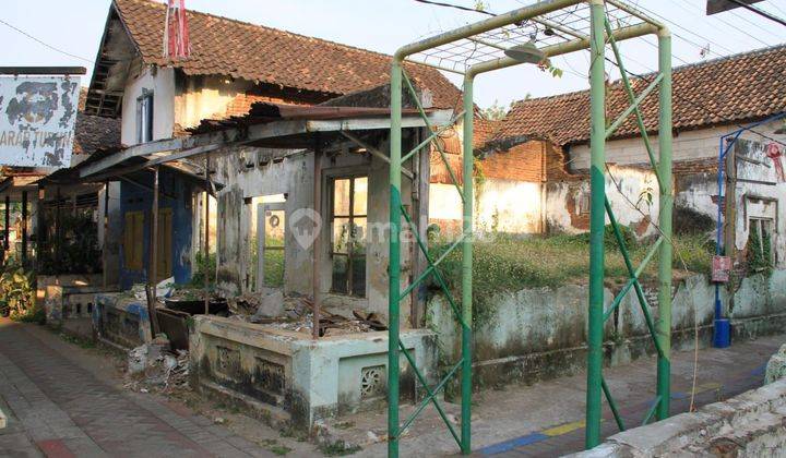 Rumah lama satu lantai di Jl Soekarno Hatta  2