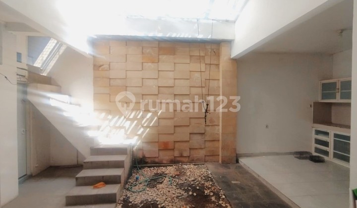 For Rent: Rungkut Asri East Surabaya House 10x20 2 Floors 4 Rooms Good Condition Ready to Occupy For Rent: Rungkut Asri East Surabaya House 10x20 2 Floors 4 Rooms Good Condition Ready to Occupy