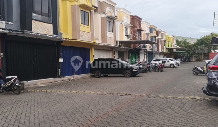 Ruko Siap Usaha - Renov Baru, Parkir Nyaman