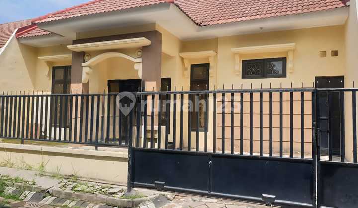 For Rent: Palm Spring Regency House Jambangan Surabaya 12x20 3 Bedrooms + 1, Ready to Live In, Cheap