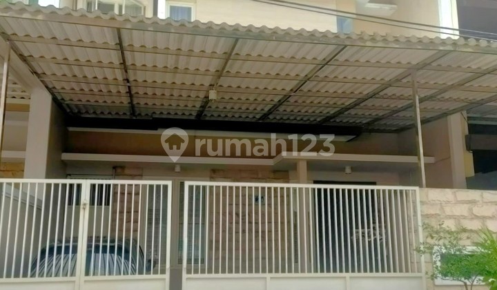 Minimalist 2-Story Ready-to-Move-in Manyar Tirtoasri Surabaya House Flash Sale Price Drop 600 Million 2