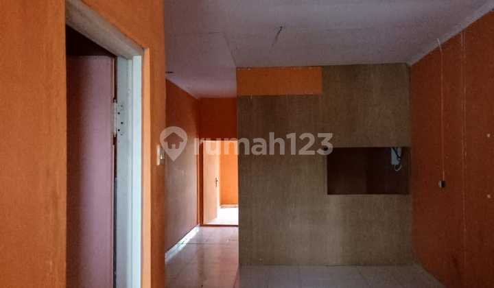 For Rent: Kebonsari Jambangan Surabaya Shop House, 2 Floors, Spacious Parking, High Traffic, Suitable for Clinic, Restaurant, Office, etc.