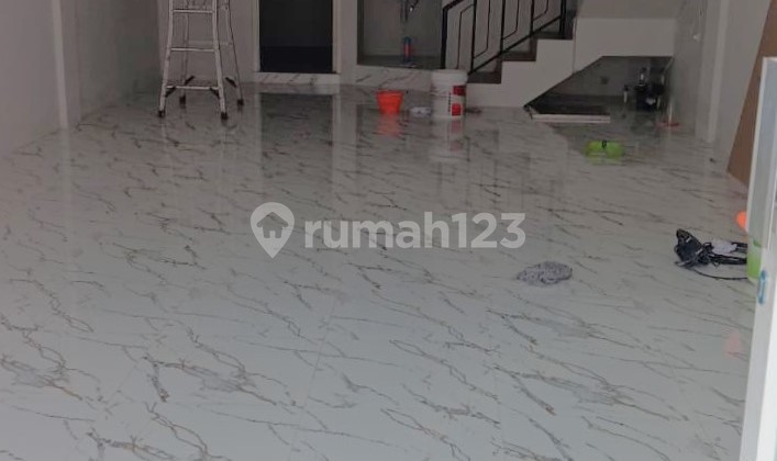 Ready-to-Use Commercial Unit - Newly Renovated, Comfortable Parking 2