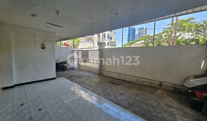 For Rent: Dukuh Kupang Timur Surabaya House, 4 Bedrooms Ready to Live In, Carport Fits 4 Cars, Near Ciputra World. 2