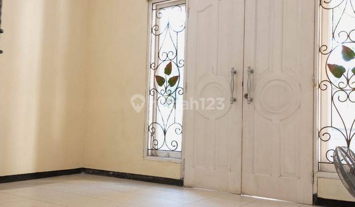 ruang tamu rumah siap huni di kebonsari