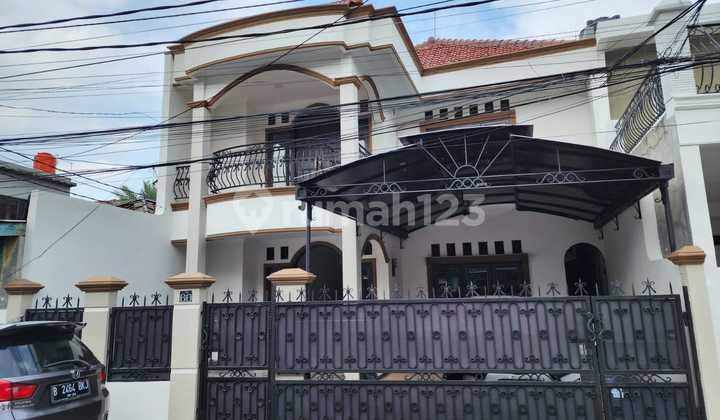 Rumah Dua Lantai Dekat Gedung Olah Raga Kebon Jeruk Jakarta