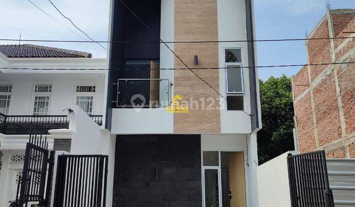 Rumah Scandinavian 2,5 Lantai Nempel Halte Busway Adam Malik 1