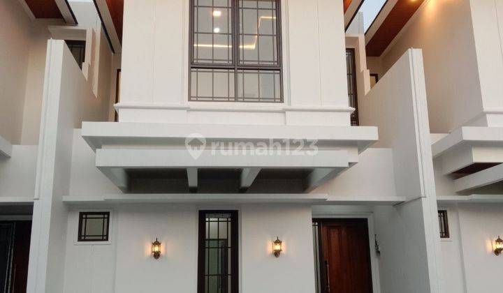 Rumah 2 lantai model Amerika klasik di kodau raya bekasi 1