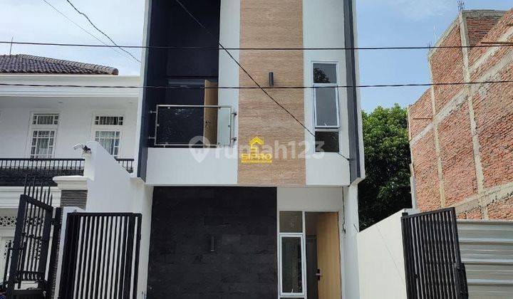 Rumah 3 Lantai rooftop dekat halte busway adam malik 1