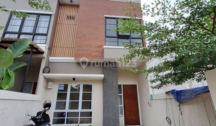 Rumah 2 lantai model klasik modern tanah luas di area pondok cabe 1