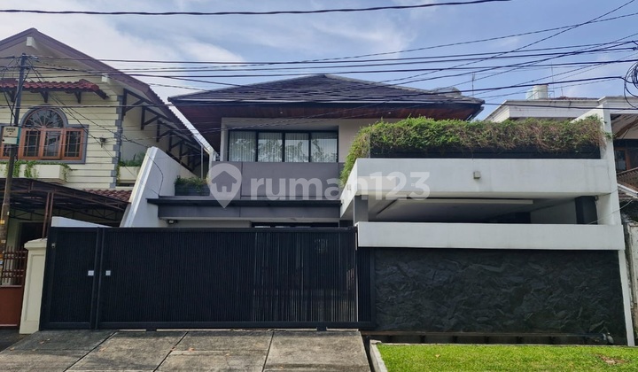 Rumah Timeless di Taman Kedoya Baru