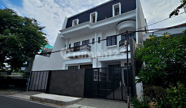 Sell Luxury Strategic 3-Storey Ready-to-Occupy House in Tomang, West Jakarta 2