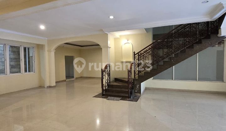 Strategic 2-Story Luxury House Ready to Occupy in Tebet, South Jakarta 2