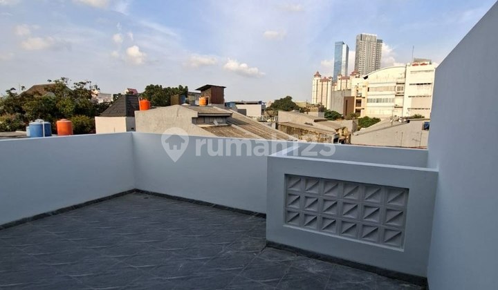 Rumah Baru 3 Lantai di Lokasi Strategis Tanjung Duren 2
