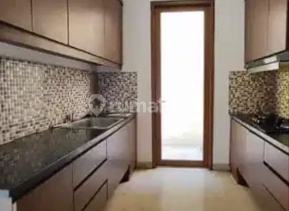 Jual Cepat Rumah 2,5 Lantai dengan Swimming Pool di Kawasan Elite Kemang 2