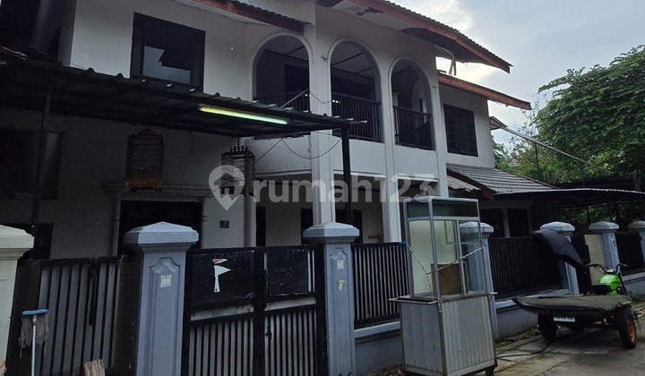 2-Story House in a Cul-de-Sac Position at a Comfortable and Strategic Location, North Kembangan
