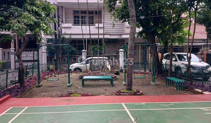 Rumah 2 Lantai Depan Taman Siap Huni di Tebet 2