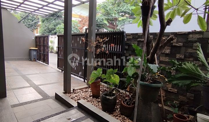 Modern Ready-to-Live House with Swimming Pool in Tebet 2