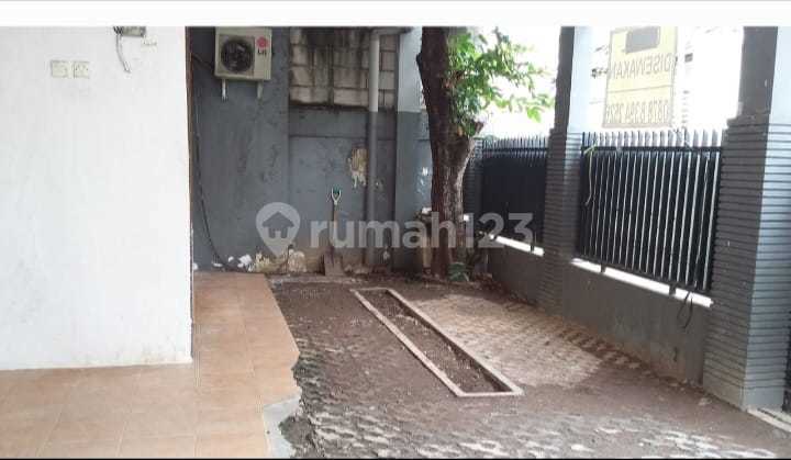 Comfortable 2-Story House in Tebet 2