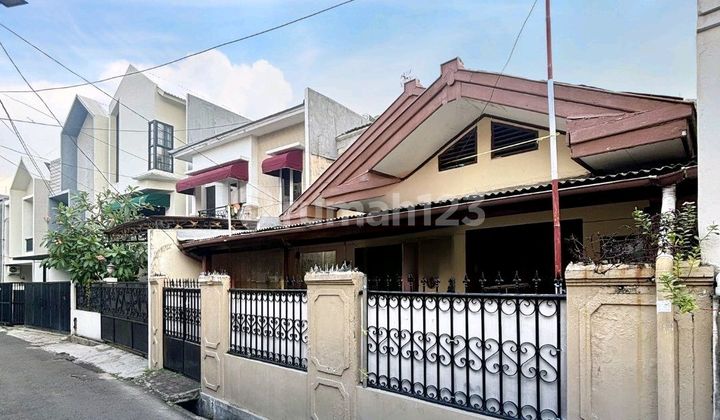 Rumah Terawat Dekat Taman Di Tebet