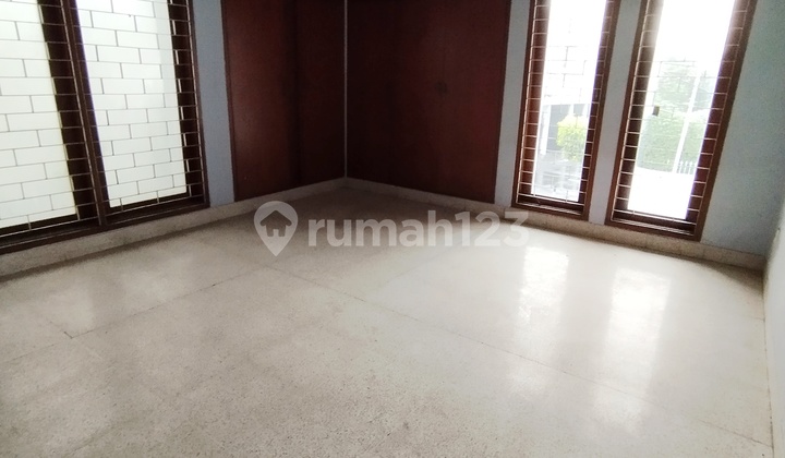 Rumah 2 Lantai Besar Perlu Perbaikan Di Tebet 2