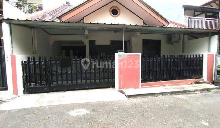 Rumah Nyaman Depan Taman Di Tebet 1