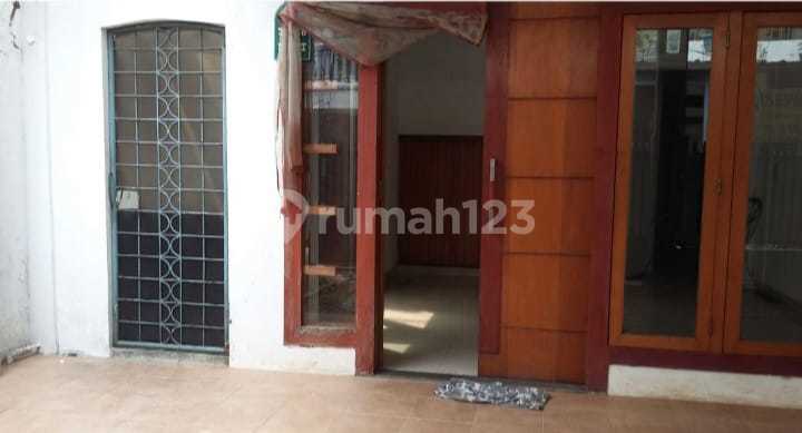 Comfortable 2-Story House in Tebet 2