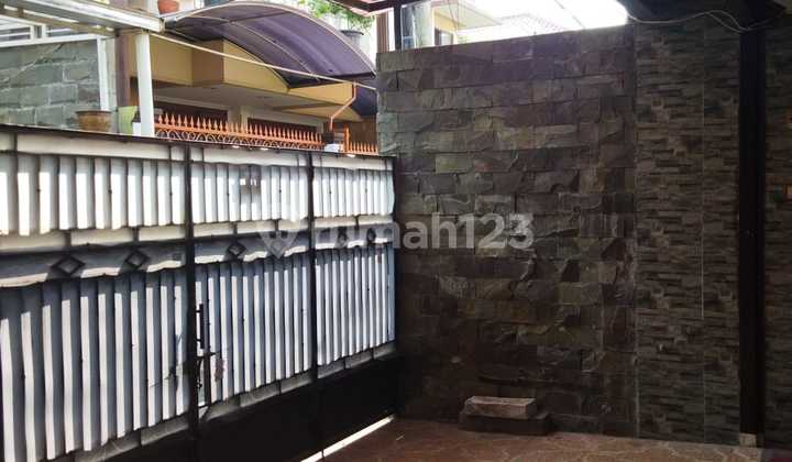 Comfortable and Quiet House in Tebet 2