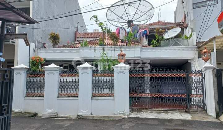 Rumah Depan Lapangan Di Tebet Rumah Depan Lapangan Di Tebet