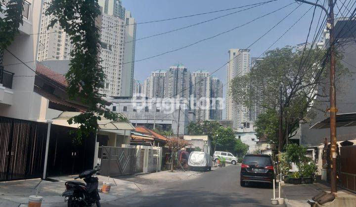 Rumah baru 3lantai,lb180m2,shm,jalan 3 mobil,garasi 1mobil,selangkah pasar dan mall 2