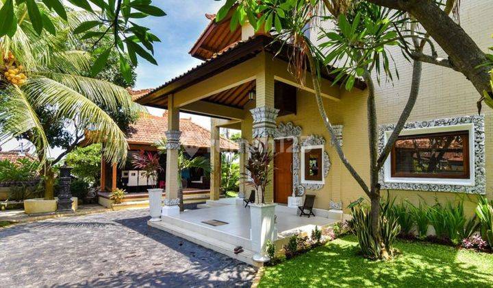 STUNNING BALINESE-STYLE VILLA IS IDEALLY SITUATED WITHIN WALKING DISTANCE TO THE BEACH AND LOVINA CENTER 2