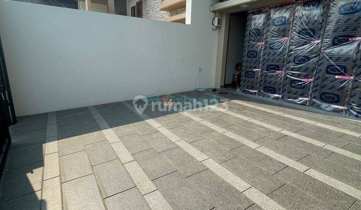 Dijual Rumah Mewah Kontemporer 3 Lantai Di Petukangan 2