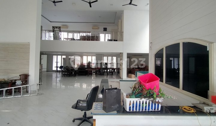 Business Space Former Restaurant on Jemursari Main Road Suitable for Clinic, Cafe, Restaurant, etc.