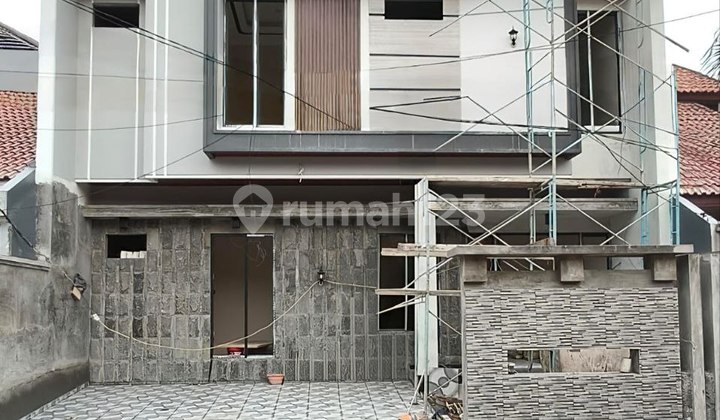 Brand New House 10m Wide Manyar Jaya Praja Surabaya Row Street 3 Cars 1
