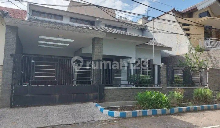 Rumah Tenggilis Tengah Furnish Row 3 Mobil Siap Huni