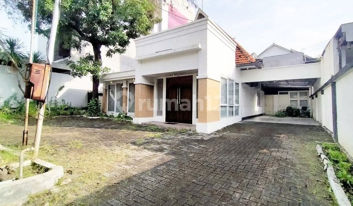 Rumah Jl. Bawean Surabaya Pusat Halaman Luas, PLN 6600Watt 1
