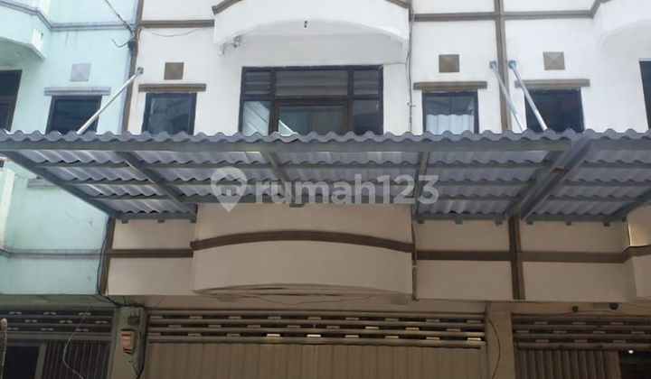 Strategic Shophouse Location in Bunguran - Electricity: 3500 VA, PDAM - Facing: West 1