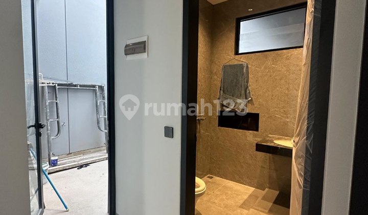 New Modern Luxury House, Fresh, Dharmahusada Mas, Row 3 Cars, Separate Service Access, Glass Canopy in Front of the House 2