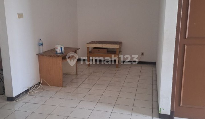 House in Nginden Row Street: 2 Cars Pressing 2