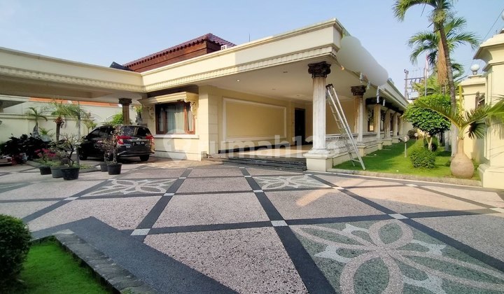 Ready-to-Occupy and Well-Maintained House in Jemur Andayani Furnished + Swimming Pool