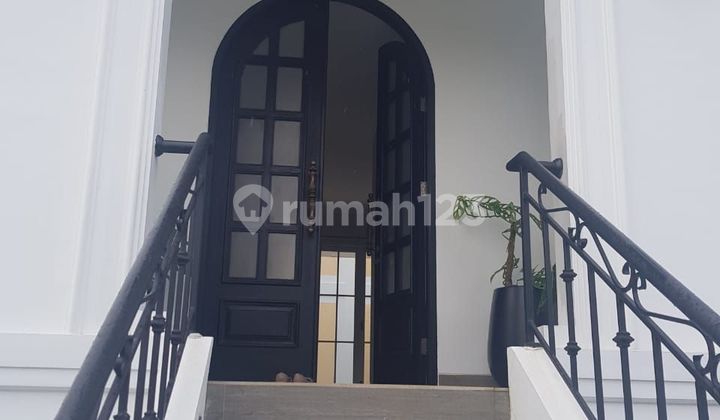 Di Jual Rumah Brand New, Tengah Kota Jakarta Selatan, Strategis, American Classic Style, Ada Kolam Renang.