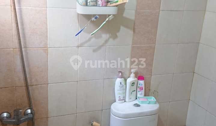 For sale rumah di wilayah yang nyaman. Properti 2 lantai ini berada di lingkungan strategis.